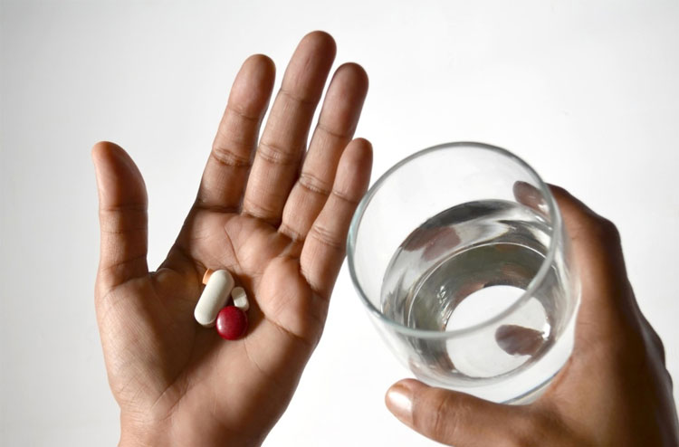 WHY YOU SHOULDN’T CONSUME MEDICINES WITH COLD WATER